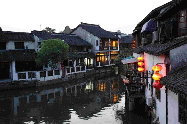 “龙经济”热度狂飙,联名周边炙手可热,海外订单激增